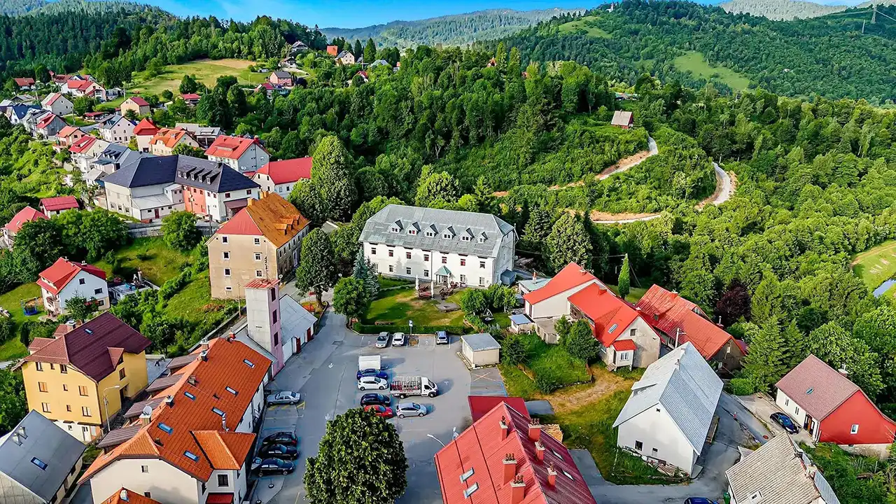 Pogled iz zraka na Fužinarsku kuću i Fužine